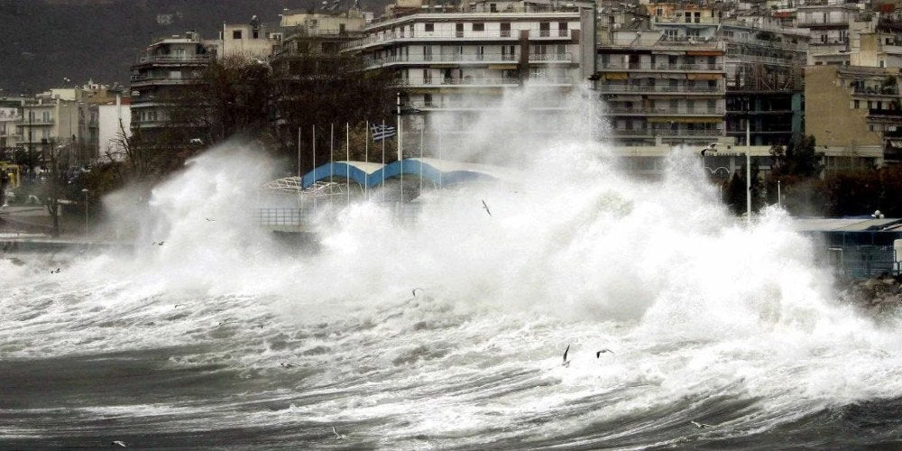 Στο έλεος του «Ξενοφώντα» η χώρα: Απαγορευτικό απόπλου από Πειραιά, Ραφήνα, Λαύριο -Κλειστά σχολεία